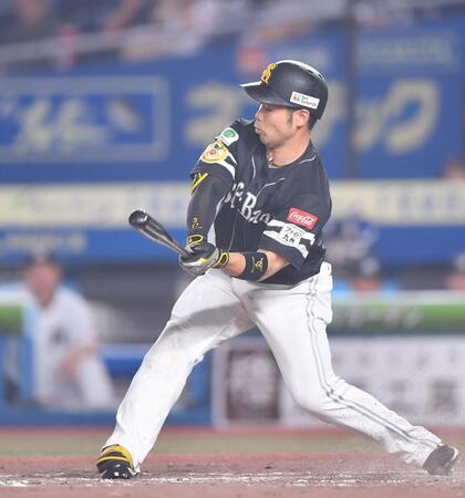 　４回、ハーフスイングを取られ三振に倒れた近藤（撮影・開出牧）