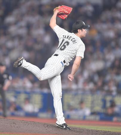 　８回、マウンドで躍動する種市（撮影・開出牧）