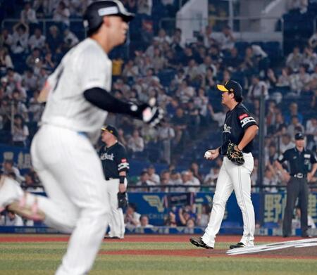 　３回、ソト（左）に本塁打を浴びた上茶谷