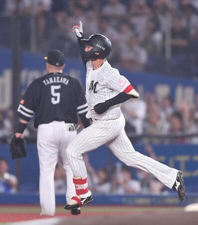 　１回、先制の左越えソロを放ちポーズを決める西川。一塁手・山川（撮影・開出牧）