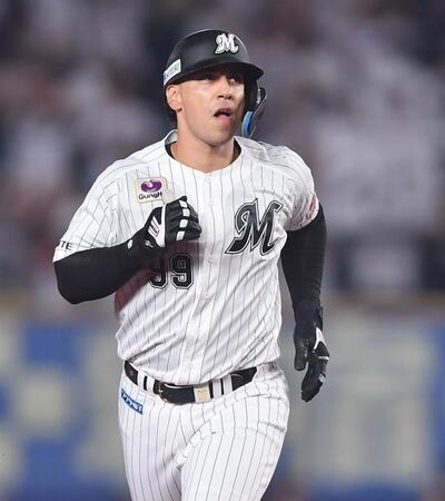 　３回、右越えソロを放ちベースを回るソト（撮影・開出牧）