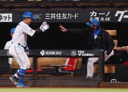 　６回、二塁打を放った今川（左）を迎える新庄監督（撮影・中島達哉）