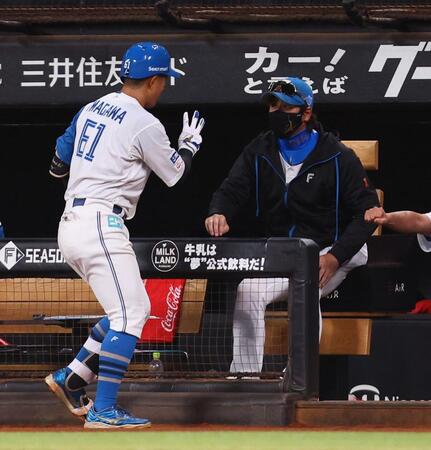 　６回、二塁打を放った今川（左）を迎える新庄監督（撮影・中島達哉）