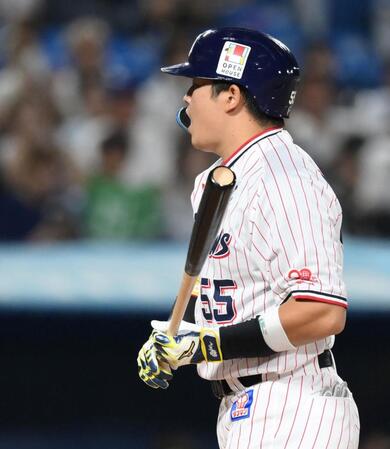 　８回、２打席連続の死球に声を上げる村上（撮影・伊藤笙子）