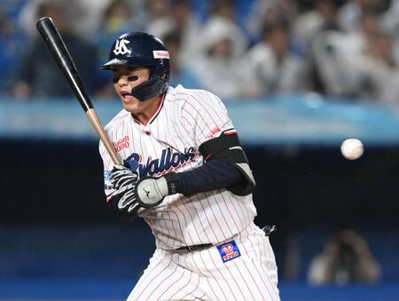 　５回、背中に死球を受ける北村恵（撮影・伊藤笙子）