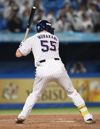 　５回、右足甲付近に死球を受ける村上（撮影・伊藤笙子）