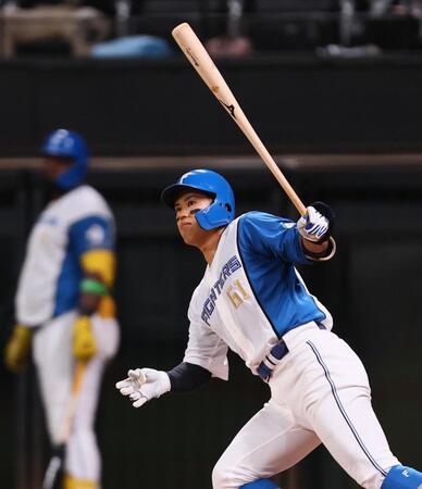 　３回、適時二塁打を放つ今川（撮影・中島達哉）