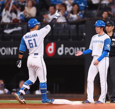 　１回、右前打を放ち、ベンチに向かってポーズをとる今川（左）＝撮影・中島達哉