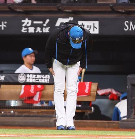 　試合後、岸田監督、オリックスナインに深々と礼をする新庄監督（撮影・中島達哉）