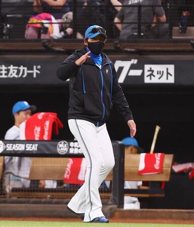 　試合後、岸田監督にあいさつする新庄監督（撮影・中島達哉）