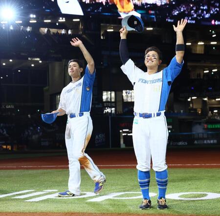 　スタンドのファンの歓声に応える野村（左）と今川（撮影・中島達哉）