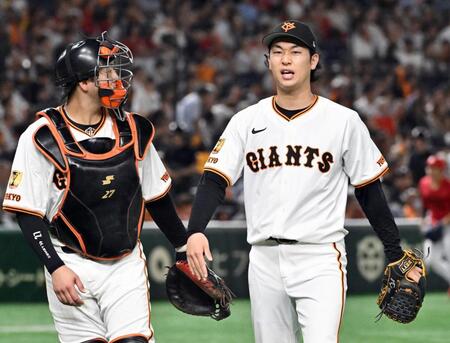 　３回表を終え、ベンチに戻る山崎（右）と岸田