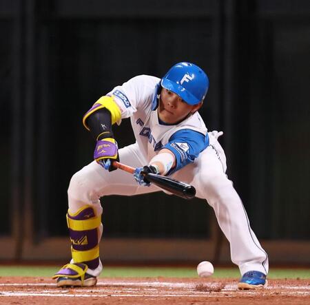 　１回、スクイズを試みるもファウルとなる田宮（撮影・中島達哉）