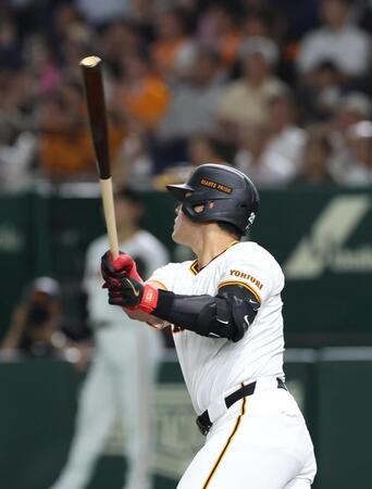 　１回、岡本は右翼線に適時二塁打を放つ（撮影・佐々木彰尚）