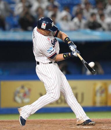 　５回、左越え満塁本塁打を放つオスナ（撮影・伊藤笙子）