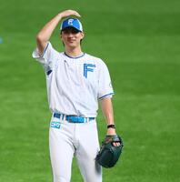 　笑顔を見せる達（撮影・中島達哉）