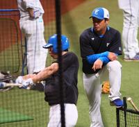 　１軍に合流し、松本剛（左）の打撃練習を見守る横尾２軍打撃コーチ（撮影・中島達哉）