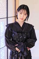 　始球式を行う小関舞（球団提供）