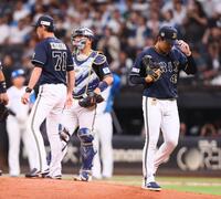 　１回途中で降板する東松（右）＝撮影・中島達哉