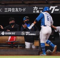 　１回、郡司の適時打で生還した今川（６１）を迎える新庄監督（中央）＝撮影・中島達哉