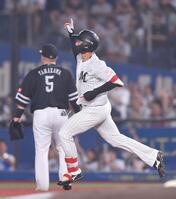 　１回、先制の左越えソロを放ちポーズを決める西川。一塁手・山川（撮影・開出牧）