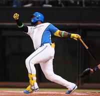 　１回、先制となる適時二塁打を放つレイエス（撮影・中島達哉）