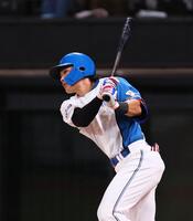 　１回、左前打を放つ野村（撮影・中島達哉）
