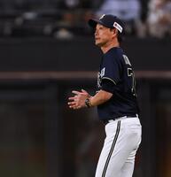 　１回、東松の交代を告げ、マウンドに向かう岸田監督（撮影・中島達哉）