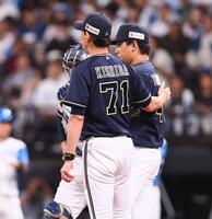 　１回、岸田監督（中央）から交代を告げられる東松（撮影・中島達哉）