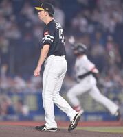 　１回、西川（後方）に先制の左越えソロを打たれた先発・大関（撮影・開出牧）