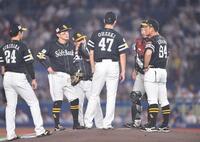 　２回、高部に右越え適時三塁打を打たれた大関（４７）の元に集まるソフトバンクナイン（撮影・開出牧）