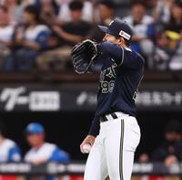 　１回途中から登板するも奈良間に適時二塁打を許す高島（撮影・中島達哉）