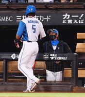 　１回、レイエスの先制打で生還した野村（５）を迎える新庄監督（撮影・中島達哉）