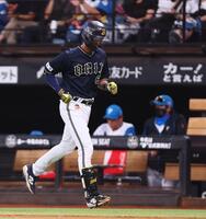 　１回、一ゴロに倒れ、ベンチに戻る宗（撮影・中島達哉）