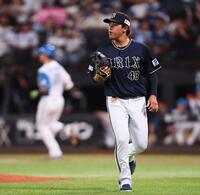 　１回、清宮幸（左）に適時打を許す東松（撮影・中島達哉）