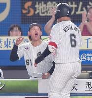 　１回、先制の左越えソロを放った西川（右）を迎える山本