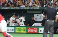 　５回、キャベッジのバットが一塁ベンチへ（撮影・佐々木彰尚）