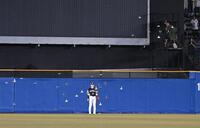 　６回、珍客の襲来にぼう然と立ち尽くす中堅手・周東（撮影・開出牧）