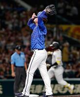 　４回、森下（奥）に先制２ランを浴びた石田裕