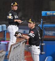 　敗色濃厚の終盤も、ベンチで闘志をみなぎらせる小久保監督（手前）＝撮影・開出牧