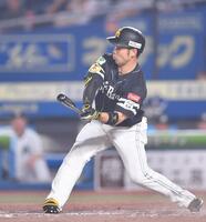 　４回、ハーフスイングを取られ三振に倒れた近藤（撮影・開出牧）