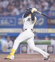 　２回、右越え適時二塁打を放つ山本（開出牧）