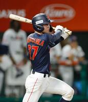 　７回、同点打を放つ横山