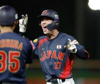 　７回、同点打を放ち喜ぶ横山