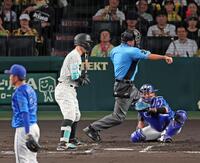 　２回、見逃し三振に倒れる佐藤輝（撮影・立川洋一郎）
