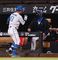 　６回、二塁打を放った今川（左）を迎える新庄監督（撮影・中島達哉）