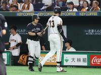 　５回、バットを受け取るキャベッジ（撮影・佐々木彰尚）