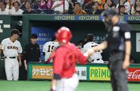 　５回、キャベッジのバットが一塁ベンチへ（撮影・佐々木彰尚）