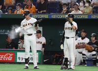 　５回、バットにスプレーをするキャベッジを見つめる阿部監督（右）＝撮影・佐々木彰尚