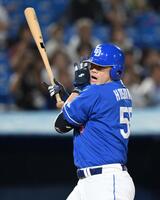 　９回、左肘に死球を受ける細川（撮影・伊藤笙子）